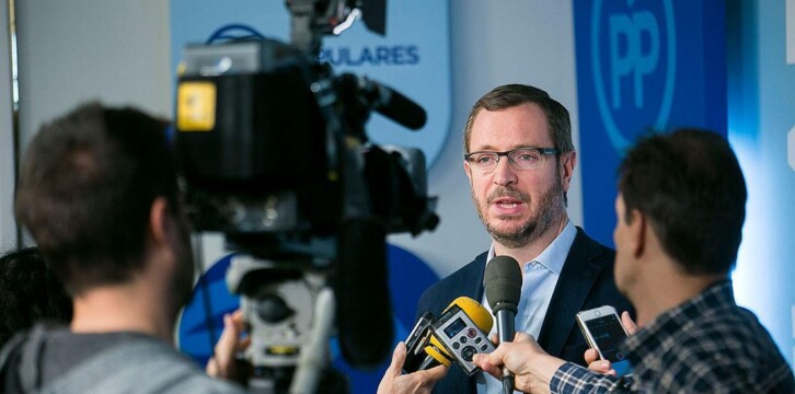 Javier Maroto atiende a los medios de comunicación