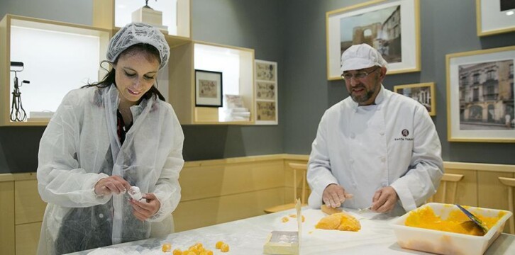 Andrea Levy visita el obrador de Yemas de Santa Teresa en Ávila