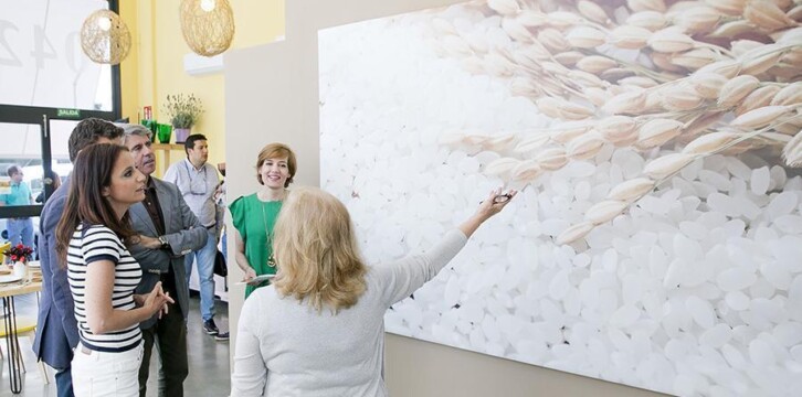 Andrea Levy visita varios comercios locales del municipio madrileño de Las Rozas