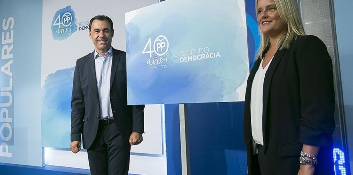 Fernando Martínez-Maillo y Mari Mar Blanco con el logo #40AñosPP