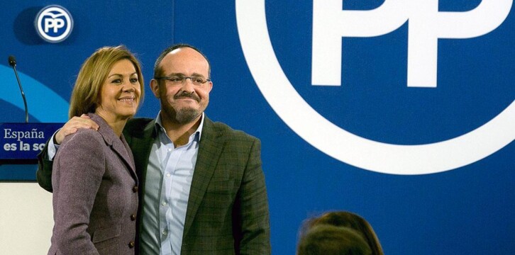 La secretaria general del Partido Popular, María Dolores Cospedal, clausura un mitin en Calafell, Tarragona.