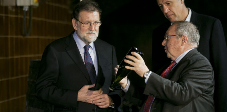 El presidente del Gobierno, Mariano Rajoy, visita junto al candidato del PP a la Generalitat, Xavier García Albiol, las bodegas 