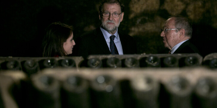 El presidente del Gobierno, Mariano Rajoy, visita junto al candidato del PP a la Generalitat, Xavier García Albiol, las bodegas 