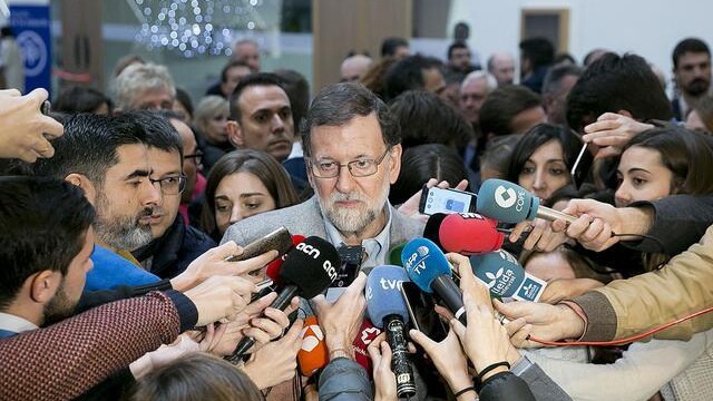 El presidente del Gobierno y del PP, Mariano Rajoy, atiende a los medios en Lleida