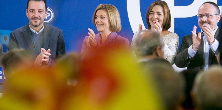 La secretaria general del Partido Popular, María Dolores Cospedal, clausura un mitin en Calafell, Tarragona.