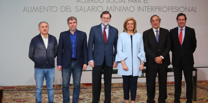 Representantes de agentes sociales y patronales acompañan a la ministra de Empleo y el presidente del Gobierno antes de firmar la subida del SMI