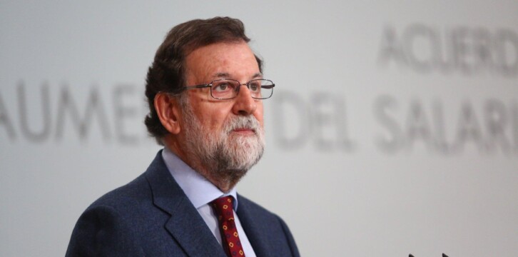 El presidente del Gobierno, Mariano Rajoy, hace unas declaraciones después de firmar el acuerdo para la subida del SMI
