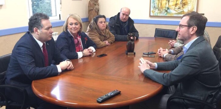 El vicesecretario de Sectorial del Partido Popular, Javier Maroto, visita la Fundación Vinjoy en Oviedo.