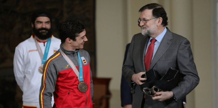 El presidente del Gobierno, Mariano Rajoy, recibe un obsequio de los medallistas en los JJ.OO. de Invierno en Corea