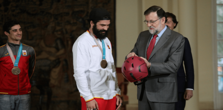 El presidente del Gobierno, Mariano Rajoy, recibe un obsequio de los medallistas en los JJ.OO. de Invierno en Corea