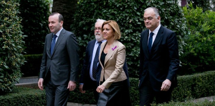 La Secretaria General junto a Esteban Gonzalez Pons, Miguel Arias Cañete y Manfred Weber a su llegadas a las jornadas