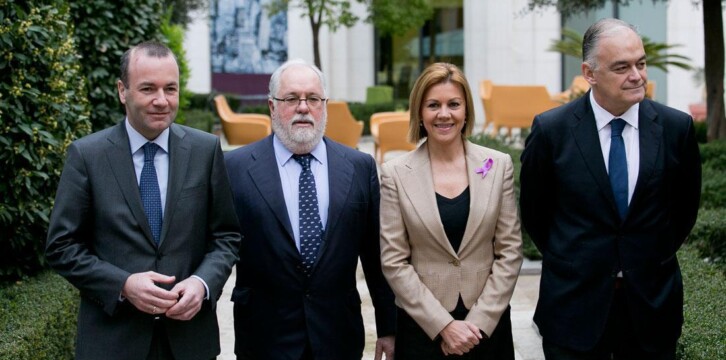 La Secretaria General junto a Esteban Gonzalez Pons, Miguel Arias Cañete y Manfred Weber a su llegadas a las jornadas