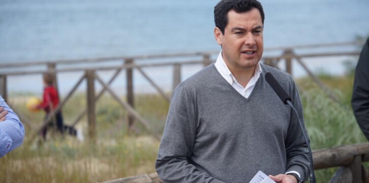 Juanma Moreno en la playa de El Portil (Huelva)