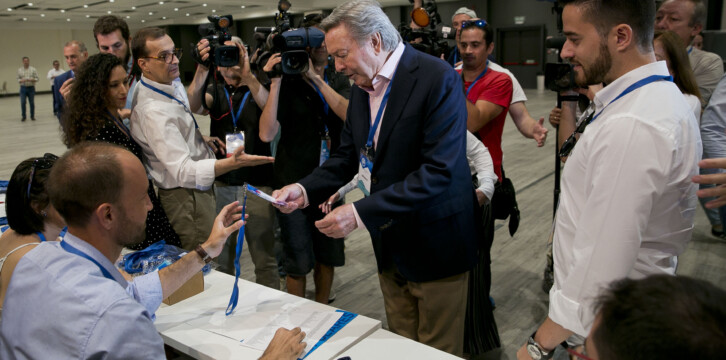 Luis de Grandes recoge su acreditación en el XIX Congreso Nacional Extraordinario del Partido Popular