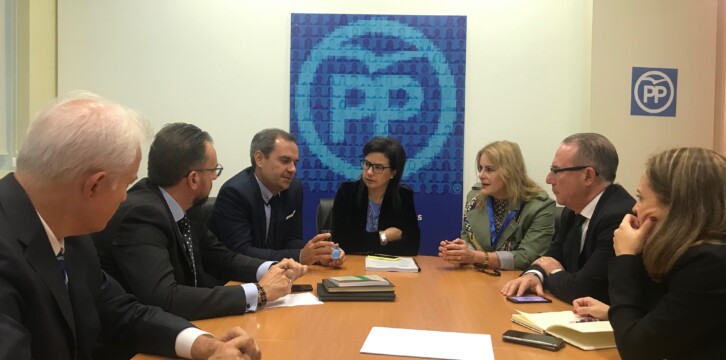 La responsable de la Secretaría de Emigración del Partido Popular, Ana Vázquez Blanco, con los presidentes del PP de Venezuela y Colombia