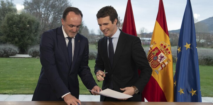 Firma del pacto Partido Popular y UPN en Pamplona