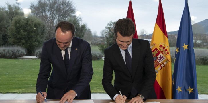 Firma del pacto Partido Popular y UPN en Pamplona