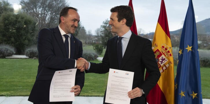 Firma del pacto Partido Popular y UPN en Pamplona