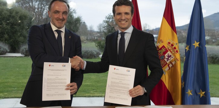 Firma del pacto Partido Popular y UPN en Pamplona