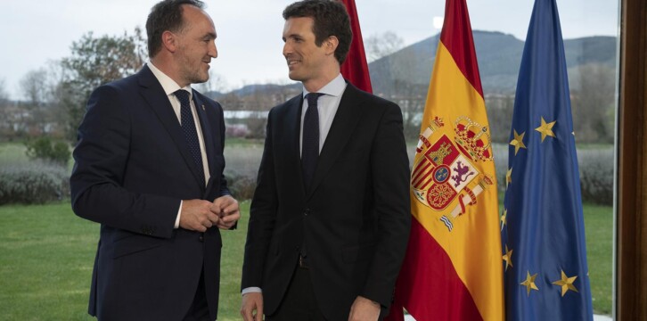 Firma del pacto Partido Popular y UPN en Pamplona