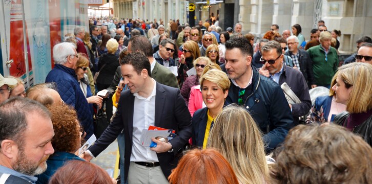 Teodoro García y Noelia Arroyo, campaña Puerta a Puerta en Cartagena