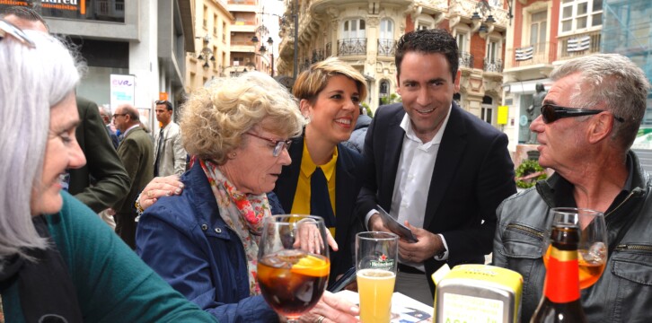 Teodoro García y Noelia Arroyo, campaña Puerta a Puerta en Cartagena