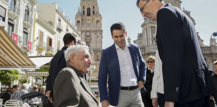 Teodoro García Egea paseo por calles de Murcia