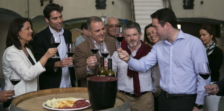 Teodoro García Egea visita un viñedo en Bullas