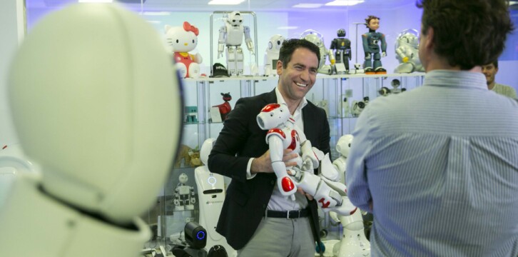 Teodoro García Egea en su visita a la empresa Casual Robots