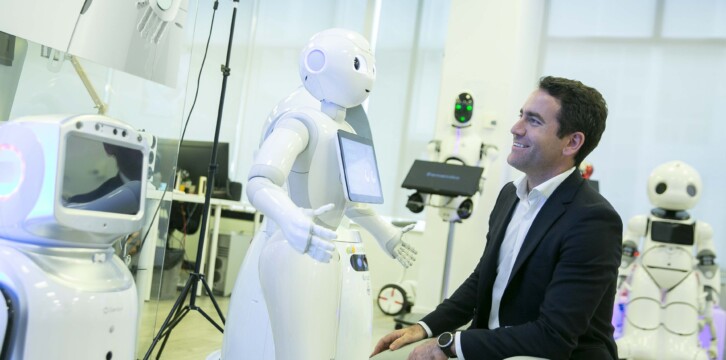 Teodoro García Egea en su visita a la empresa Casual Robots