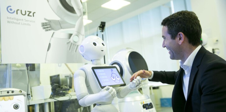 Teodoro García Egea en su visita a la empresa Casual Robots
