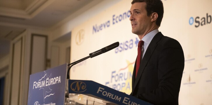 Pablo Casado y Dolors Montserrat en Forum Europa