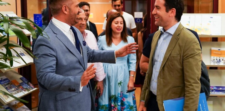 Teodoro García asiste a la presentación del libro "Treinta cafés. Las cualidades del liderazgo", de Euprepio Padula