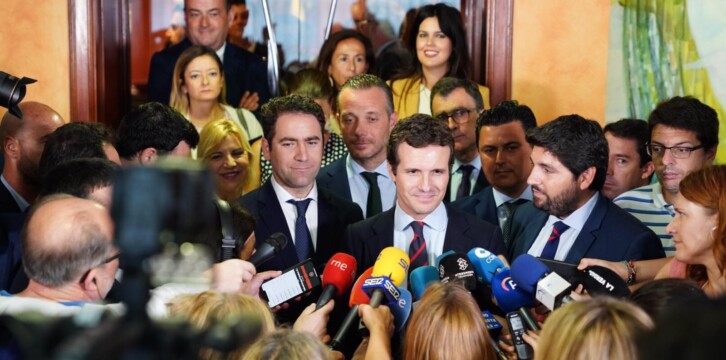 Pablo Casado atiende a los medios de comunicación tras el debate de investidura en la Región de Murcia