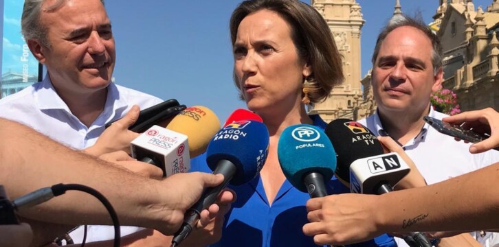 Cuca Gamarra atiende a los medios de comunicación