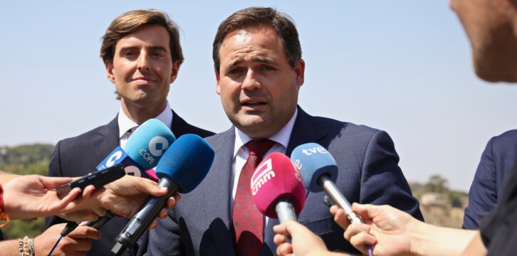 El presidente del PP de Castilla-La Mancha, Paco Núñez, atiende a los medios de comunicación