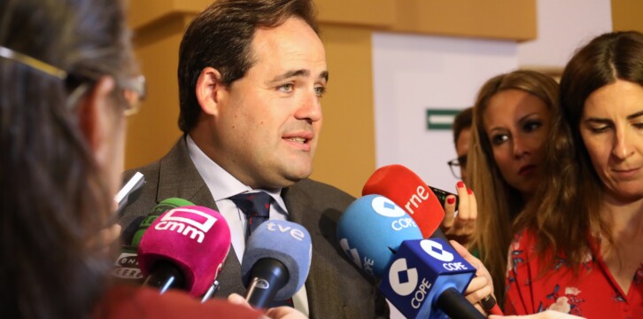 El presidente del PP de Castilla-La Mancha, Paco Núñez, atiende a los medios de comunicación.