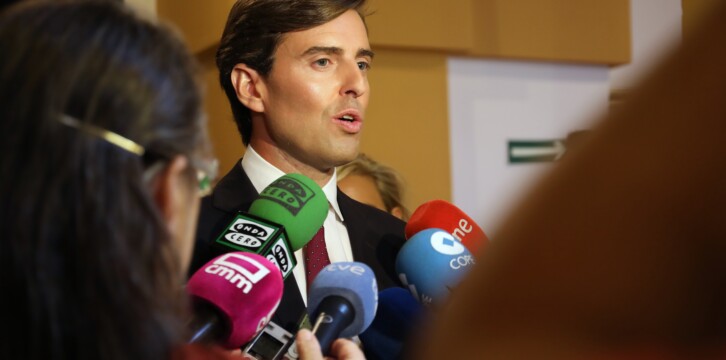 El vicesecretario de Comunicación, Pablo Montesinos, atiende a los medios de comunicación.