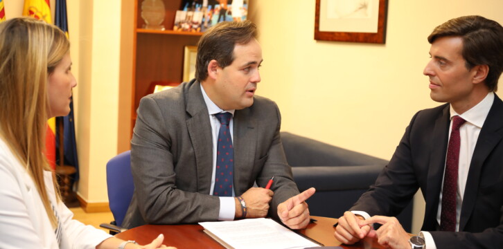 Pablo Montesinos asiste al Pleno de las Cortes de Castilla-La Mancha.