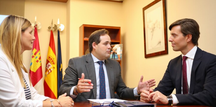 Pablo Montesinos asiste al Pleno de las Cortes de Castilla-La Mancha.