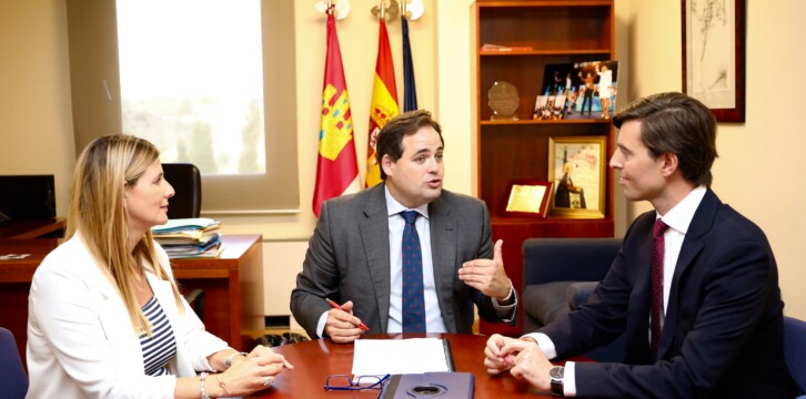 Pablo Montesinos asiste al Pleno de las Cortes de Castilla-La Mancha.