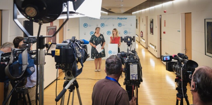 Rueda de prensa de Cayetana Álvarez de Toledo con Maite Araluce, presidenta de la AVT