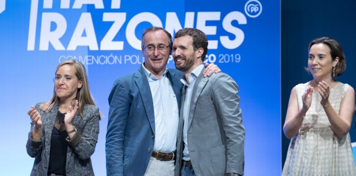 Alfonso Alonso y Pablo Casado acompañados de Amaya Fernández y Cuca Gamarra