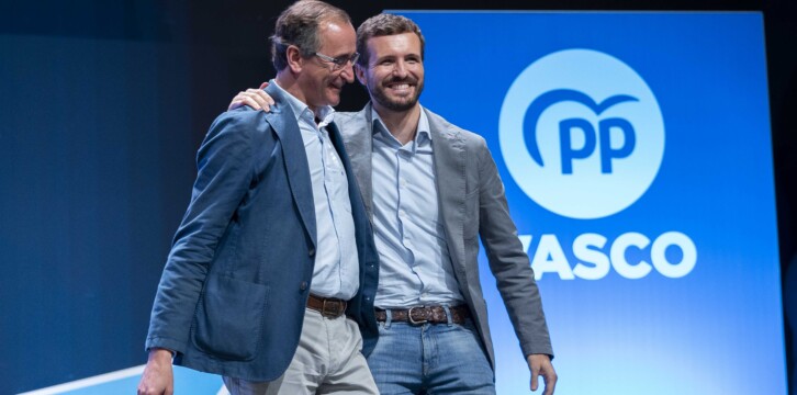 Pablo Casado y Alfonso Alonso en la clausura de la Convención del PP Vasco