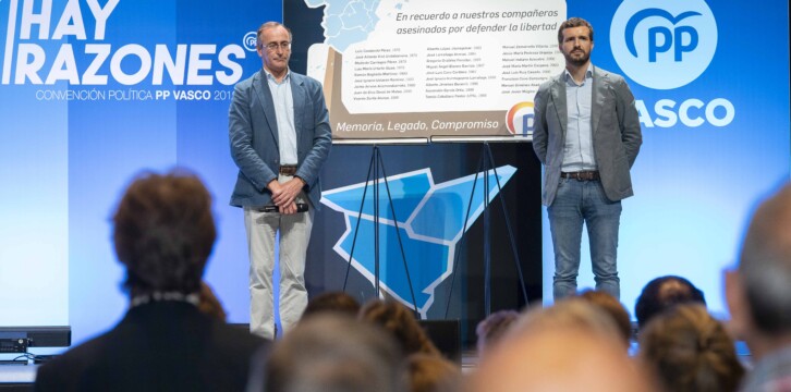 Pablo Casado y Alfonso Alonso durante el minuto de silencio en la clausura de la Convención del PP Vasco