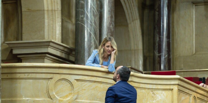 Cayetana Álvarez de Toledo que asiste a la celebración de la sesión plenaria extraordinaria del Parlamento catalán, en la que interviene el presidente del PP de Cataluña, Alejandro Fernández.