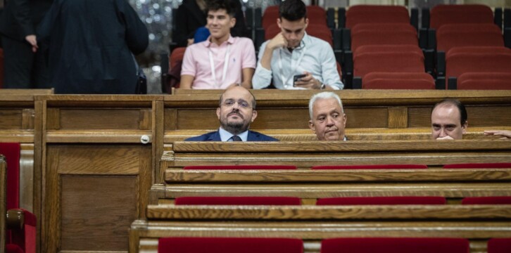 Cayetana Álvarez de Toledo que asiste a la celebración de la sesión plenaria extraordinaria del Parlamento catalán, en la que interviene el presidente del PP de Cataluña, Alejandro Fernández.