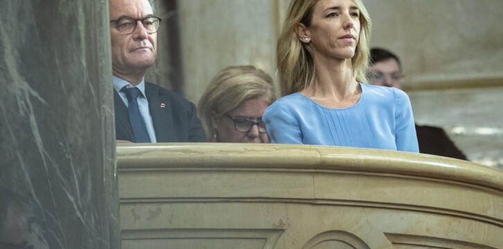 Cayetana Álvarez de Toledo que asiste a la celebración de la sesión plenaria extraordinaria del Parlamento catalán, en la que interviene el presidente del PP de Cataluña, Alejandro Fernández.