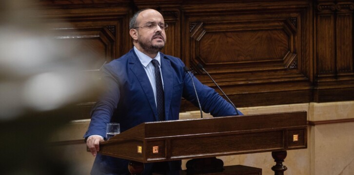 Cayetana Álvarez de Toledo que asiste a la celebración de la sesión plenaria extraordinaria del Parlamento catalán, en la que interviene el presidente del PP de Cataluña, Alejandro Fernández.
