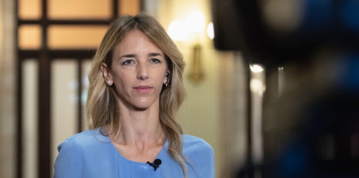 Cayetana Álvarez de Toledo que asiste a la celebración de la sesión plenaria extraordinaria del Parlamento catalán, en la que interviene el presidente del PP de Cataluña, Alejandro Fernández.